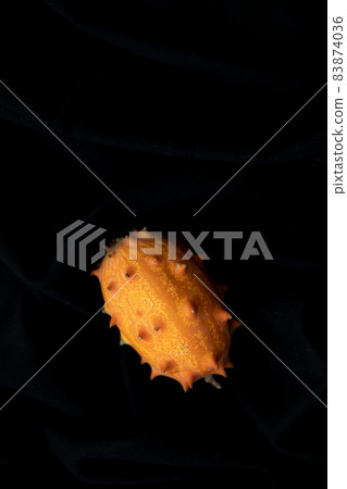 Kiwano 怪異的水果圖像照片黑色背景 Kiwano 怪異的水果圖像照片黑色背景 83874036