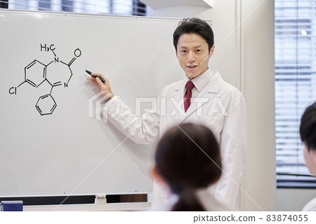 醫務人員在課堂培訓 83874055