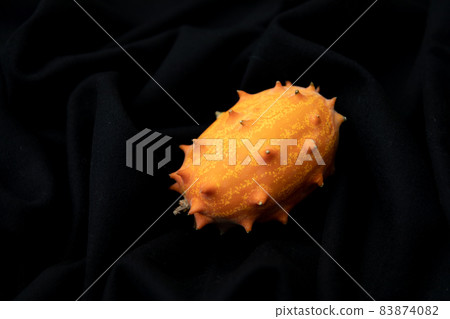 Kiwano 圖像照片的怪異水果紅色背景 Kiwano 圖像照片的怪異水果紅色背景 83874082