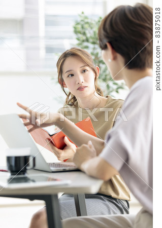 資深員工、新員工接受老闆指導 83875018