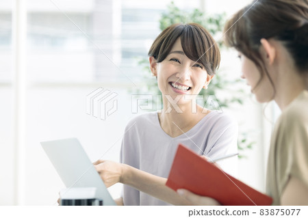 指導新員工的老員工和老闆 83875077