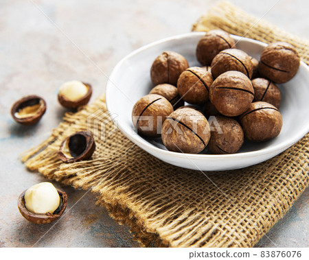 Organic Macadamia nuts 83876076