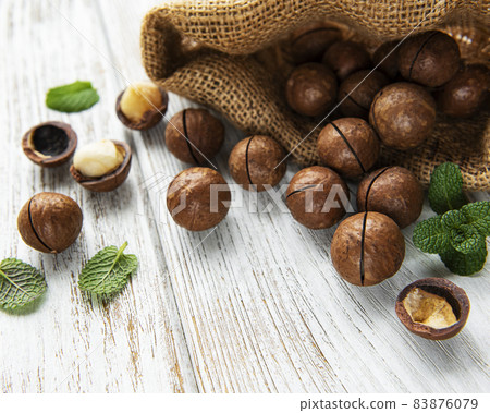 Organic Macadamia nuts 83876079
