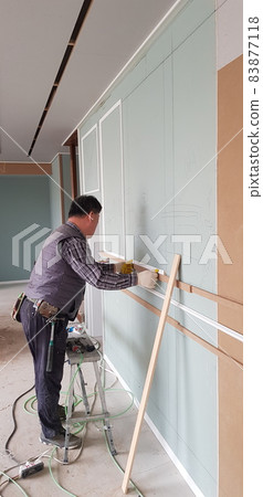 建築。建築工地。木工。室內。牆面。樓梯。天花板工作。 建築。建築工地。木工。室內。牆面。樓梯。天花板工作。 83877118