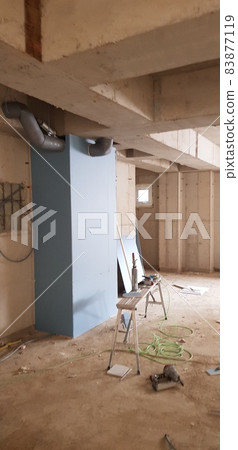建築。建築工地。木工。室內。牆面。樓梯。天花板工作。 建築。建築工地。木工。室內。牆面。樓梯。天花板工作。 83877119
