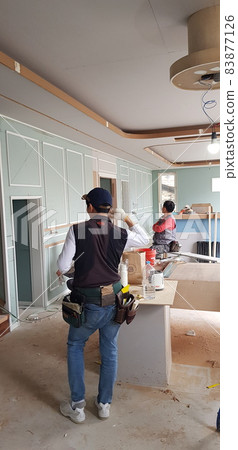 建築。建築工地。木工。室內。牆面。樓梯。天花板工作。 建築。建築工地。木工。室內。牆面。樓梯。天花板工作。 83877126