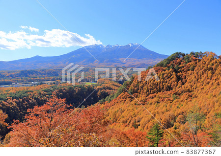 秋天從海田高原九三山口看到的白雪皚皚的御嶽山 83877367