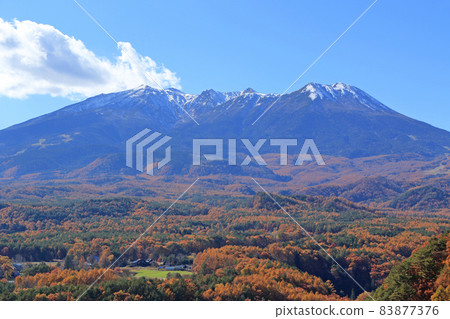 秋天從海田高原九三山口看到的白雪皚皚的御嶽山 83877376