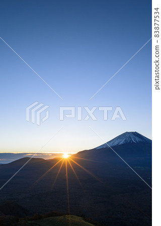 Mt. Fuji / Sunrise in early winter (Ryugadake view) 83877534