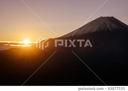 Mt. Fuji / Sunrise in early winter (Ryugadake view) Mt. Fuji / Sunrise in early winter (Ryugadake view) 83877535