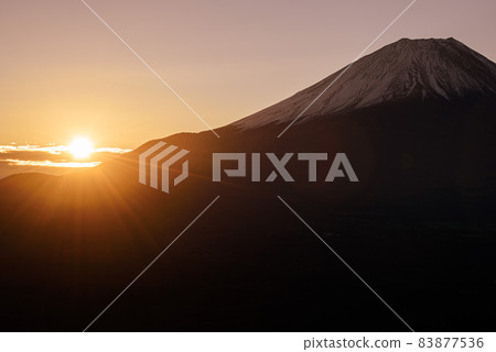 Mt. Fuji / Sunrise in early winter (Ryugadake view) 83877536