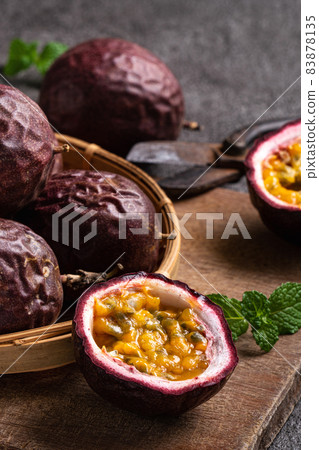 百香果 鄉村 灰色 背景 Passion fruit パッションフルーツ 83878135