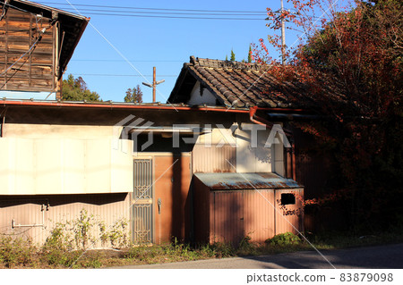 Abandoned house beside Orihara Station on the Hachiko Line (5) 83879098