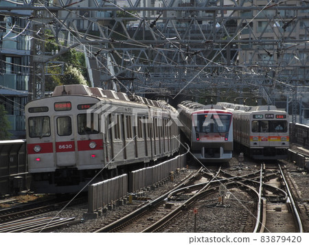 東急8500系列、東急6000系列、東急9000系列在溝口站排隊 東急8500系列、東急6000系列、東急9000系列在溝口站排隊 83879420