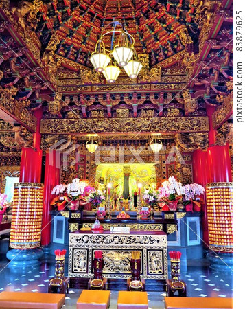 橫濱唐人街關帝陵宮內，色彩鮮明、花紋清晰的天花板和花紋精美的祭壇供奉著關羽先生。 83879625