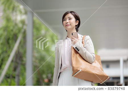 中年女性在戶外散步 中年女性在戶外散步 83879748