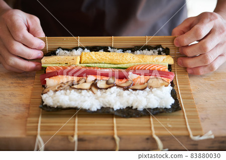 Men making Ehomaki 83880030