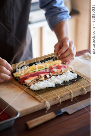 Men making Ehomaki 83880033