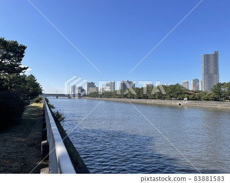 河流和建築 83881583