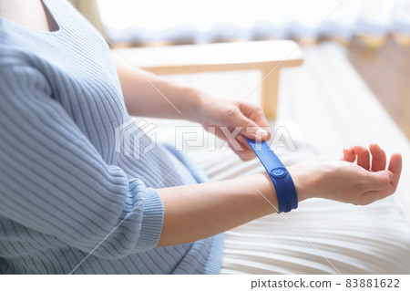 Pregnant woman wearing a shiatsu band 83881622