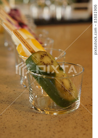 排列整齊的冰條 排列整齊的冰條 83881906