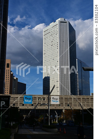 垂直位置新宿摩天大樓秋天藍色空白雲白色摩天大樓和藍天之間的對比 83882104