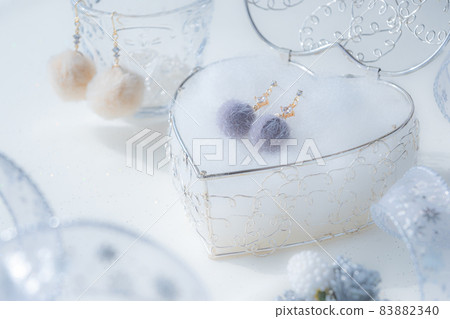 Fur and stone earrings heart-shaped box present image Fur and stone earrings heart-shaped box present image 83882340