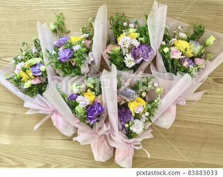 使用花毛茛和洋桔梗的花束 83883033