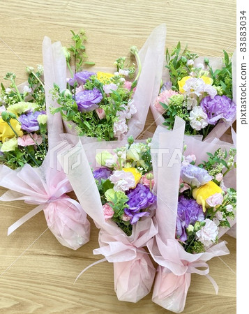 使用花毛茛和洋桔梗的花束 使用花毛茛和洋桔梗的花束 83883034