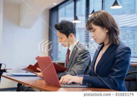 公司面試招聘考試現場在辦公室 公司面試招聘考試現場在辦公室 83883174