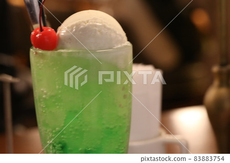 Old-fashioned cream soda in a coffee shop 83883754