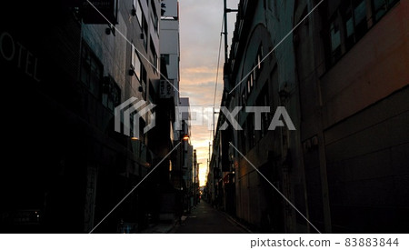 Alley at dawn 83883844