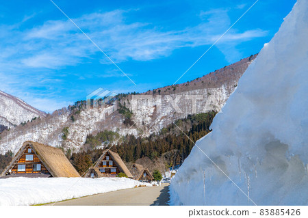 [世界遺產] 冬季白川鄉合掌造房子和藍天三聯[岐阜縣] 83885426
