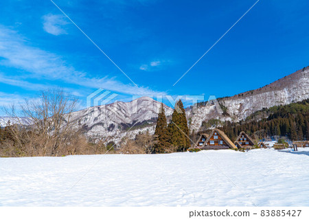 [世界遺產] 冬季白川鄉合掌造房子和藍天三聯[岐阜縣] 83885427