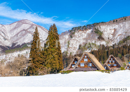 [World Heritage] Winter Shirakawa-go Gassho-zukuri House and Blue Sky Three Unions [Gifu Prefecture] 83885429