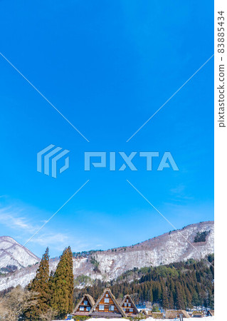 [World Heritage] Winter Shirakawa-go Gassho-zukuri House and Blue Sky Three Unions [Gifu Prefecture] 83885434
