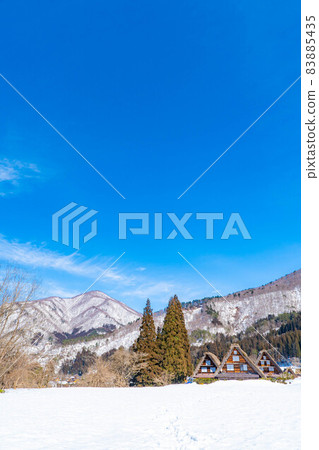 [World Heritage] Winter Shirakawa-go Gassho-zukuri House and Blue Sky Three Unions [Gifu Prefecture] 83885435