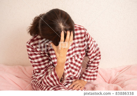 患有頭痛的女高管 83886338