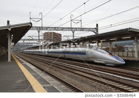Higashi-Hiroshima Station: Sanyo Shinkansen 500 series Kodama waiting for Nozomi to pass 83886464