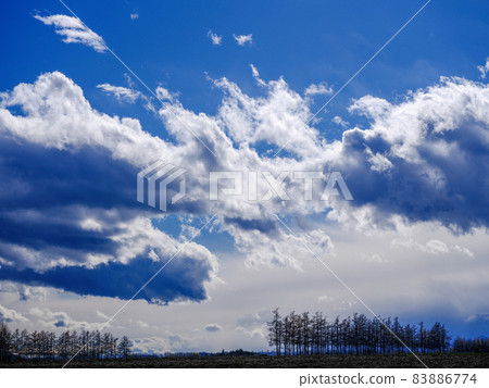  Blue sky and clouds 83886774