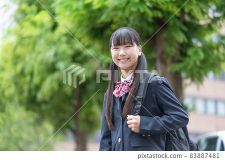 穿校服上學的雙尾少女 穿校服上學的雙尾少女 83887481