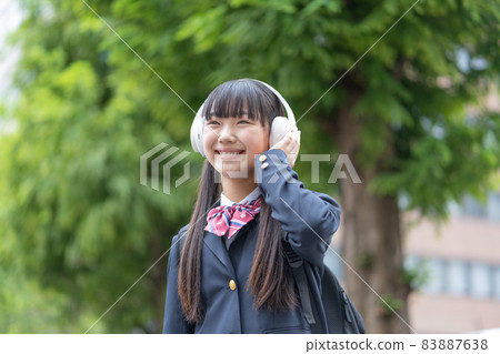 戴著耳機穿校服上學的雙馬尾少女 戴著耳機穿校服上學的雙馬尾少女 83887638