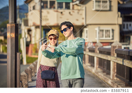 Young couple sightseeing in Hita city Young couple sightseeing in Hita city 83887911