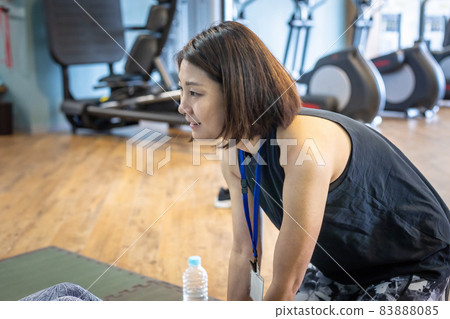 Female with personal trainer and abdominal muscles 83888085