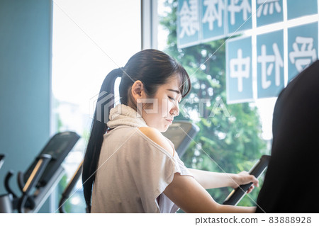 健身房裡抑鬱的女性(男人和女人,悲傷) 健身房裡抑鬱的女性(男人和女人,悲傷) 83888928