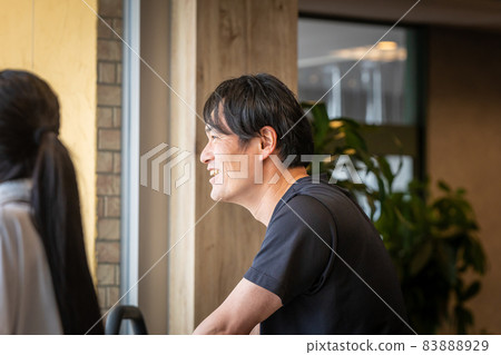 在健身房鍛煉的男人(男人和女人,微笑) 在健身房鍛煉的男人(男人和女人,微笑) 83888929