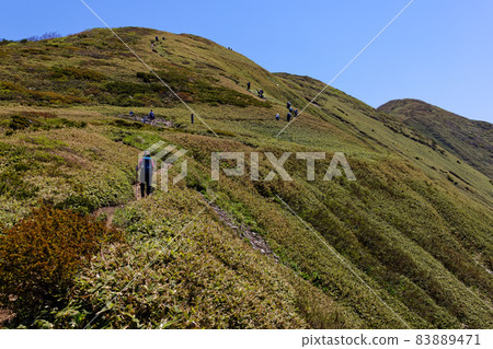 Climbers going on the Matsudeyama course in the Tanigawa mountain range and Tairapyoyama in early summer 83889471