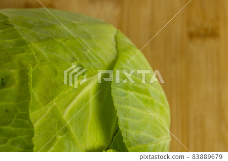 白菜分別放在砧板上 白菜分別放在砧板上 83889679