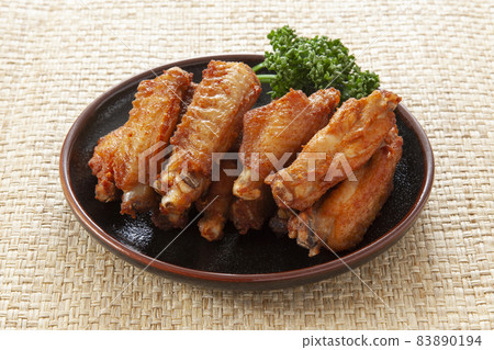 Deep-fried chicken wings 83890194