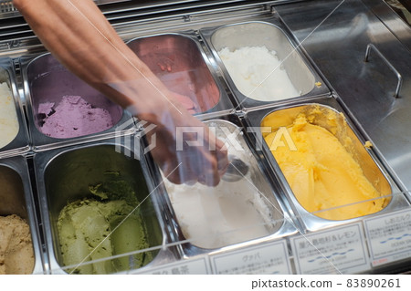 Hands to scoop gelato 83890261